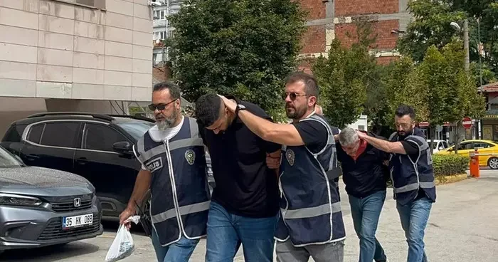 Eskişehir de ambulans görevlilerini tehdit ettikleri öne sürülen baba oğul tutuklandı
