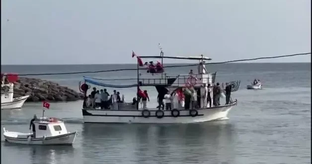 Tekirdağlı balıkçılar Sumud filosuna teknelerini Türk bayrağı ve Filistin bayrakları ile süsleyerek destek verdi