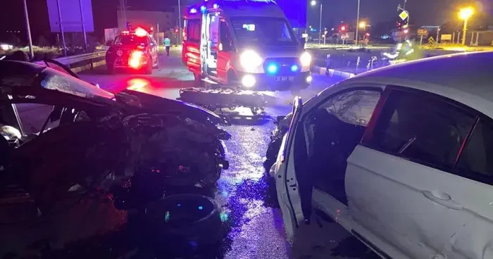 Isparta Eğirdir kara yolunda otomobiller çarpıştı: 2 yaralı