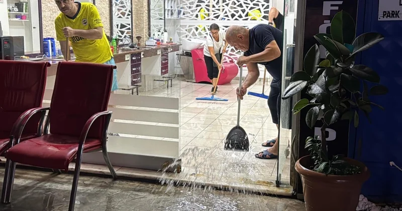 Yarım saat yağan yağmur sokakları göle çevirdi: Dükkanları su bastı