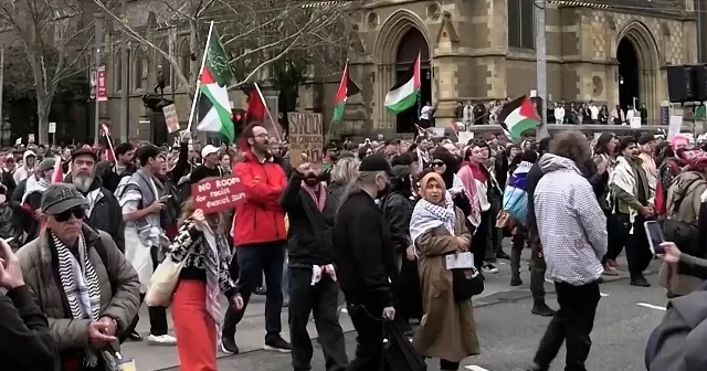 Avustralya da binlerce kişi İsrail e yaptırım talebiyle sokağa çıktı VİDEO İZLE
