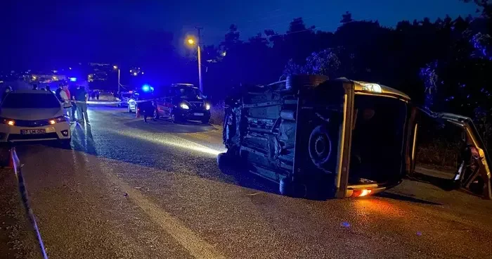 Balıkesir de elektrik direğine çarpan otomobildeki uzman çavuş hayatını kaybetti, 1 kişi ağır yaralandı