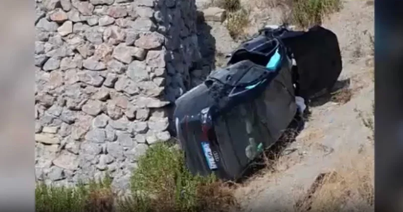 Manavgat ta otomobil şarampole devrildi; sürücü feci şekilde öldü