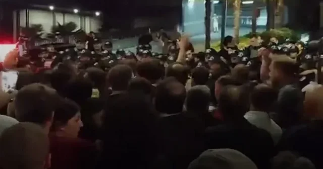 CHP li bir grup İstanbul İl Başkanlığı önünde polis barikatını yıkmaya çalıştı VİDEO İZLE