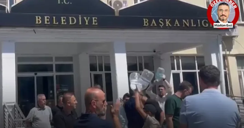MHP’li siyasetçi su isteyen vatandaşların üzerine yürüdü, şoförü de yumruk attı Sözcü Gazetesi