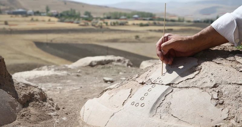 Van daki Kevenli Kalesi kalıntısında tarihi keşif: Çivi yazılı 76 pithos ortaya çıkarıldı!