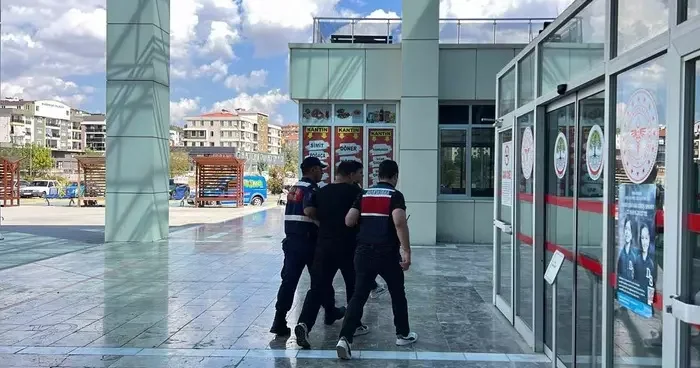 Durduramadığı aracın arkasından ateş edip sürücüyü vurdu