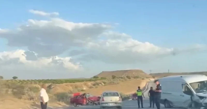 2 araç kafa kafaya çarpıştı: 1 ölü, 2 yaralı