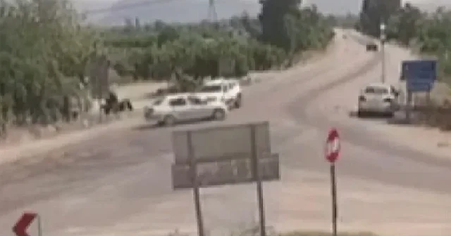 Adana da kavşakta yaşanan feci kaza kamerada VİDEO İZLE