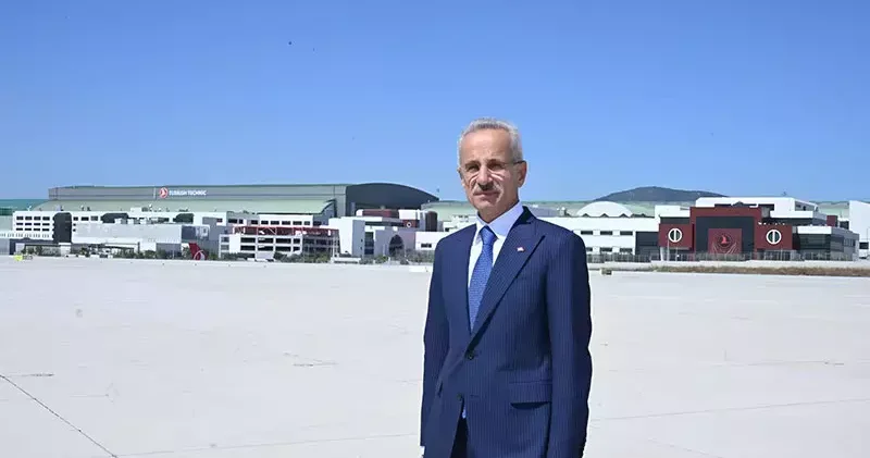Bakan Uraloğlu: Uçaklarda her yolcuya en az 200 mililitre içme suyu ücretsiz verilecek