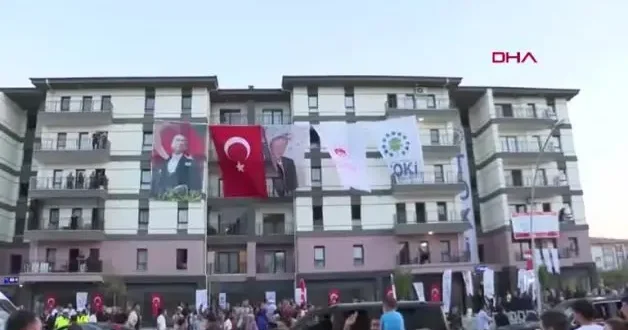 Erdoğan dan depremzede aileye sürpriz ziyaret! Vatandaşlara balkon selamı