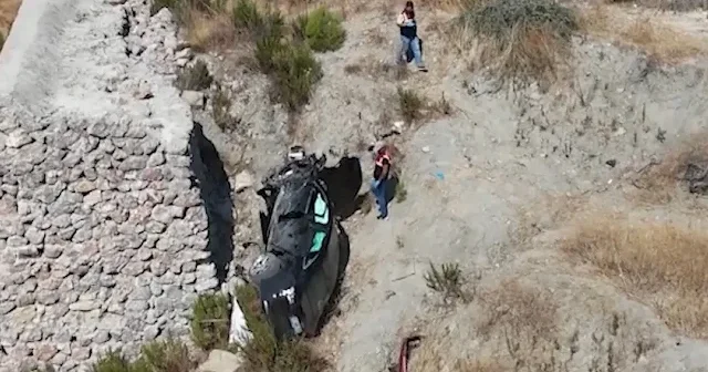 Antalya da devrilen otomobildeki 1 kişi öldü 1 kişi ağır yaralandı VİDEO İZLE
