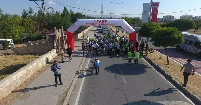 Bisiklet tutkunları Malazgirt’ten Ahlat’a tarihi rota için yollara düştü