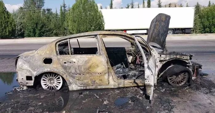 Burdur Antalya kara yolunda otomobil yandı