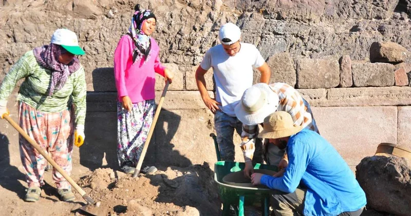 Manisa da 2 bin 200 yıllık saat bulundu: Nazarlığı var