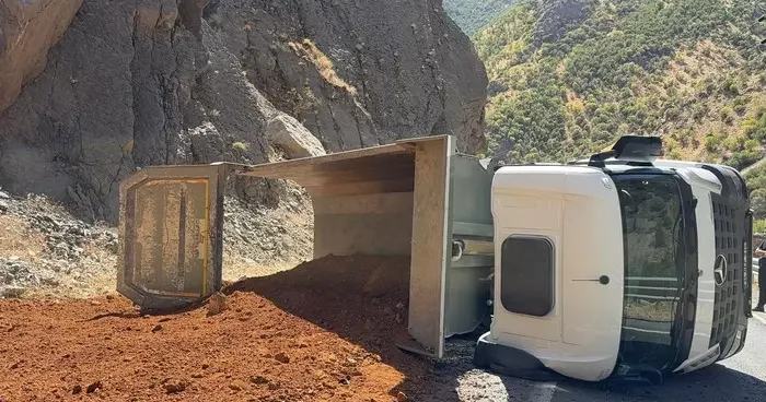 Hakkari de maden yüklü kamyon devrildi:1 yaralı