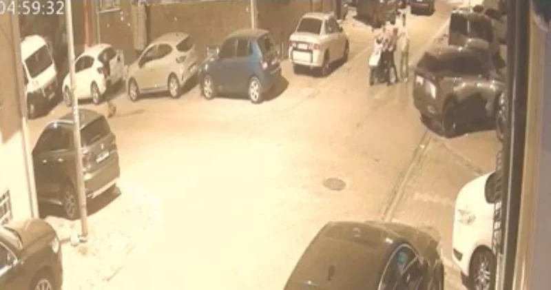 Esenyurt ta acemi hırsızların panik anları: Çalıştıramadıkları motosikleti iterek çaldılar