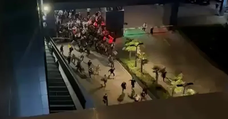 CHP İstanbul il binası önündeki polis ablukasını aşan vatandaşlar il binasına ulaştı Sözcü Gazetesi