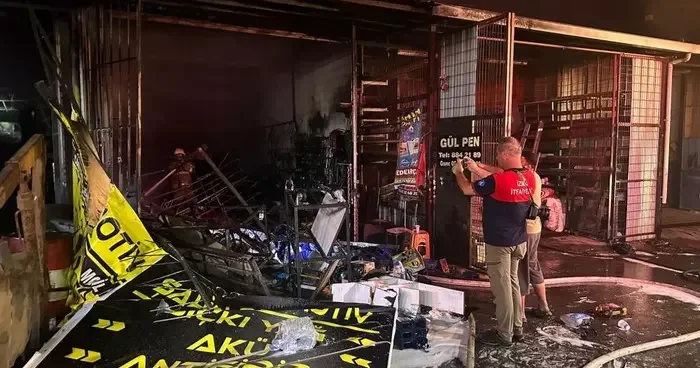 İzmir’de sanayi sitesinde yangın: 3 iş yeri kül oldu