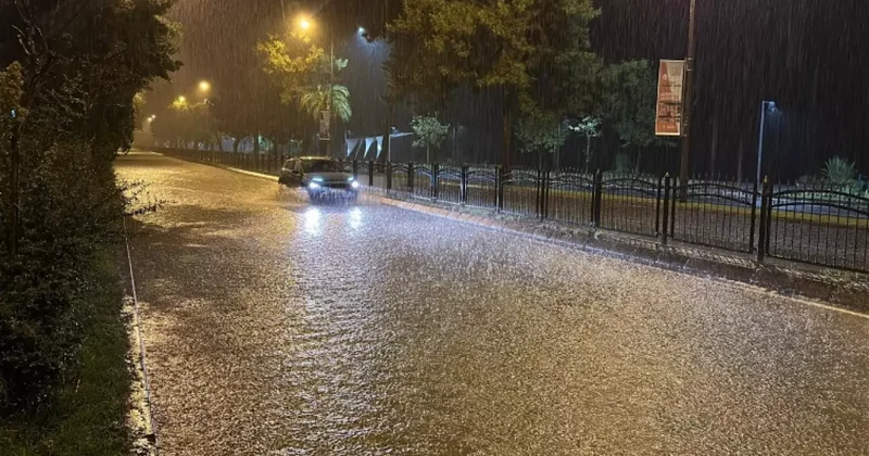 Ordu’da sağanak! Cadde ve sokaklar göle döndü