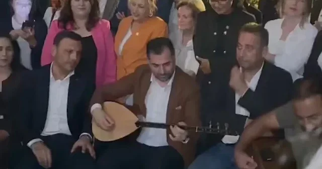 Özgür Çelik ten CHP İstanbul İl Başkanlığı önünde sazlı ve türkülü mahkeme kararı tepkisi VİDEO İZLE
