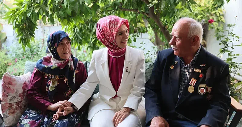 Bakan Göktaş tan 48 yıllık evli çifte ziyaret