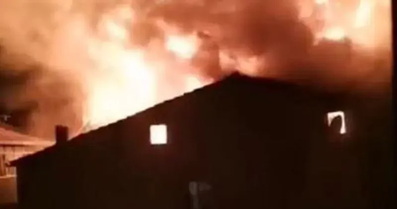 Gaziosmanpaşa da 5 katlı binanın çatısı alev alev yandı