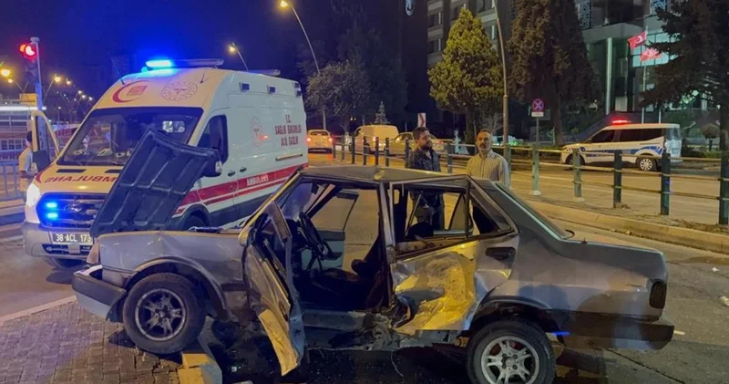 Kayseri de bir otomobil ortadan büküldü: Yaralılar var