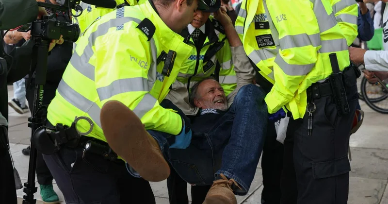 Londra da yasaklı Palestine Action grubuna destek eyleminde 890 kişi gözaltına alındı