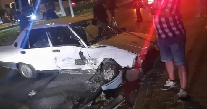 Kontrolden çıkan otomobil kamyonetlere çarptı
