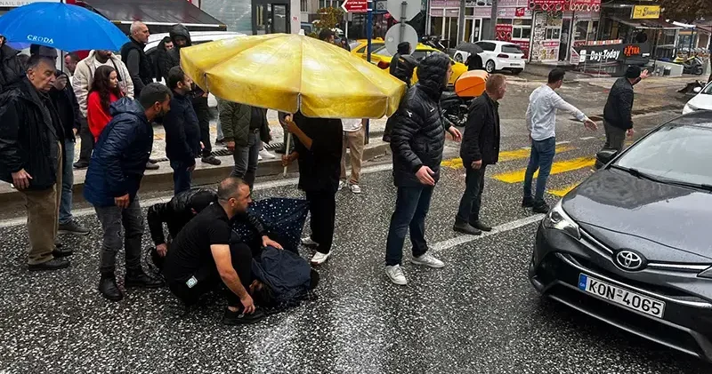 Esnaf, kazada yaralanan yaya ıslanmasın diye şemsiye açtı, üstüne mont örttü