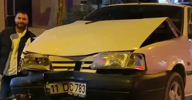 Böyle pişkinlik görülmedi: Ehliyetsiz ve alkollü araç kullanan sürücü kaza yaptığı araçla poz verdi VİDEO İZLE