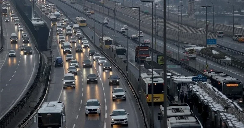 Yağmur bastırdı, İstanbul da trafik felç oldu!