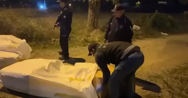 Samsun da gece açık alandaki çuvallardan 215 bin uyuşturucu ele geçirildi VİDEO İZLE