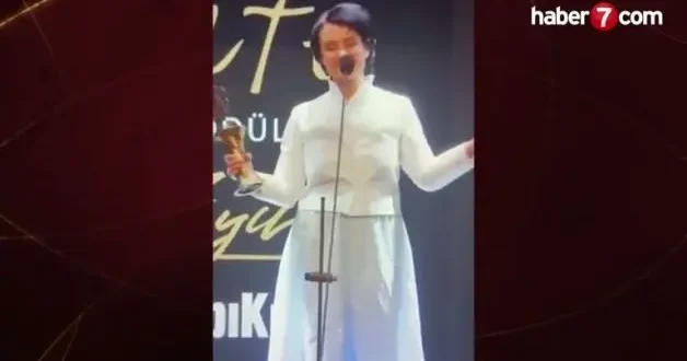 Sanat adı altında linç korosu! Sahnede Karadağlı ya teşekkür etti diye dakikalarca yuhaladılar