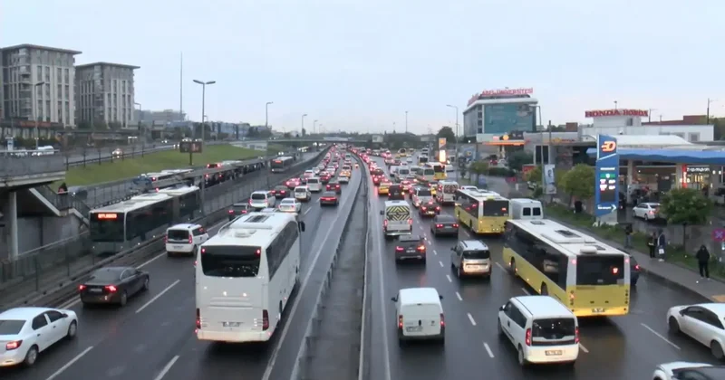 İstanbul da yağışın etkisi ile trafik yoğunluğu oluştu