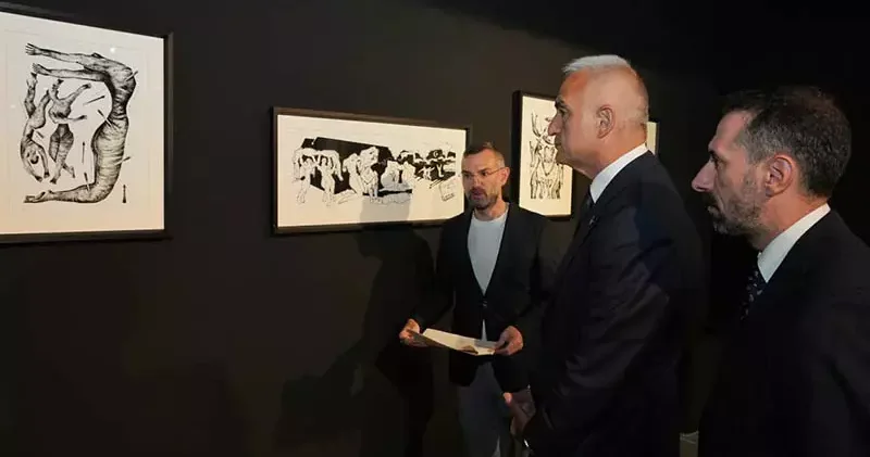 Bakan Ersoy, Hala Yaşıyorum sergisini gezdi