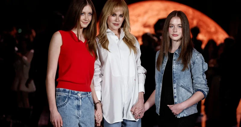 Nicole Kidman kızlarıyla beraber Chanel defilesinde boy gösterdi