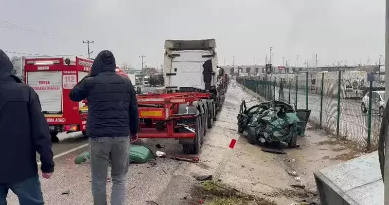 Park halindeki TIR ile elektrik panosuna çarpan otomobilin sürücüsü ağır yaralandı
