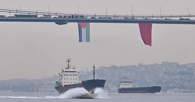 İstanbul Boğazı ndaki köprülere Filistin bayrakları asıldı