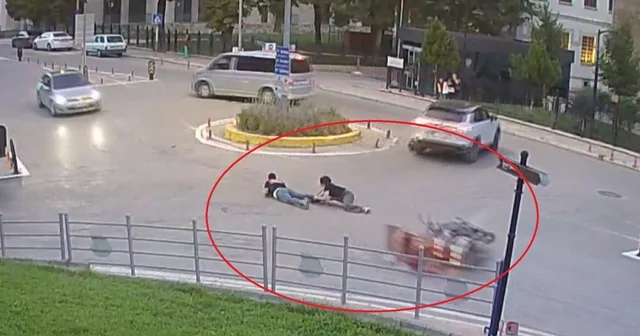 Otomobile çarpmamak için sürücüsünün ani fren yaptığı motosiklet devrildi; kaza kamerada Amasya Haberleri