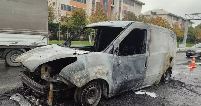 Bayrampaşa da alev alev yanan araçtan geriye demir yığını kaldı