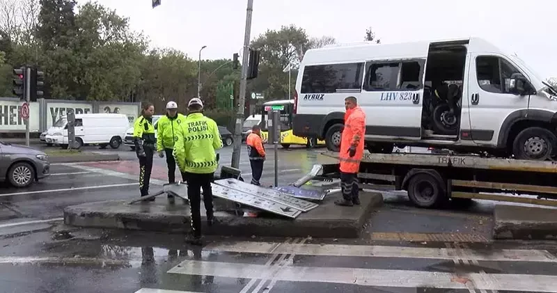 Sarıyer de servis minibüsü refüjdeki trafik levhasına çarptı: 2 yaralı