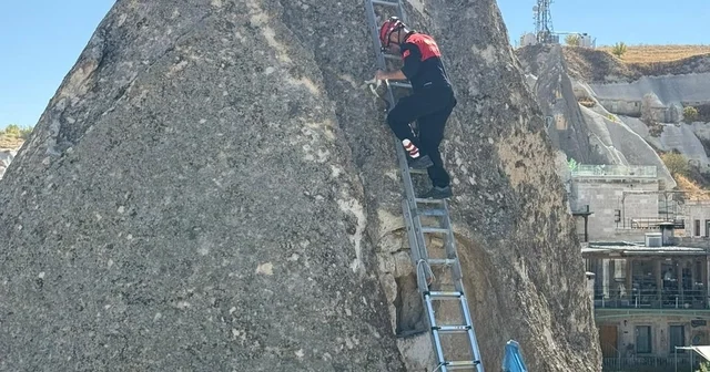 Peribacasında mahsur kalan kediyi itfaiye kurtardı Nevşehir Haberleri