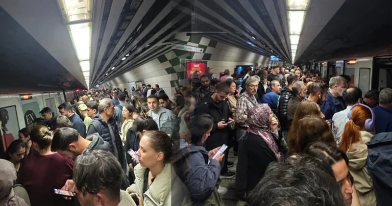 Marmaray ın Sirkeci istasyonunda arıza! Vatandaşlar mahsur kaldı Sözcü Gazetesi