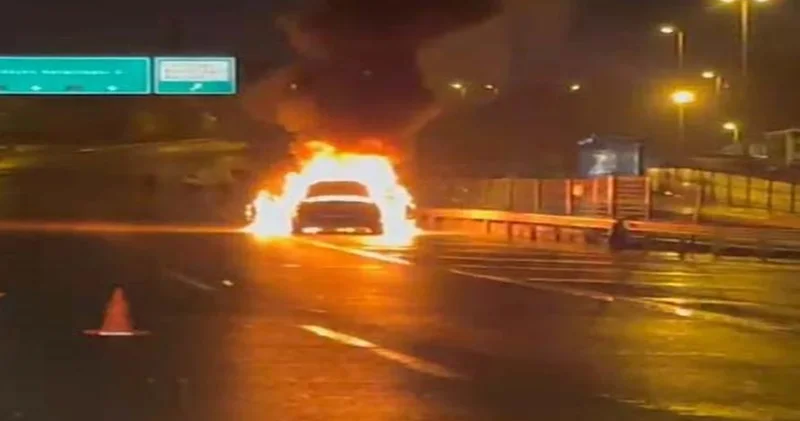 İstanbul da araç yangını! Köprüde alev aldı
