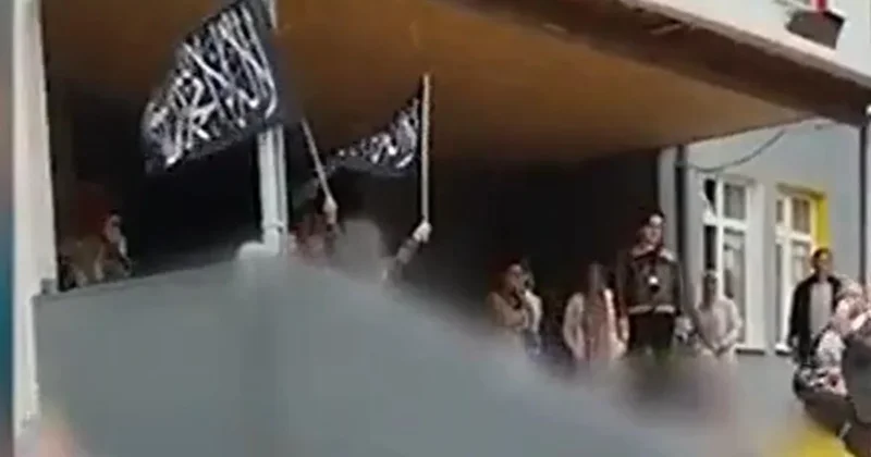 Okullardaki Filistin etkinliklerinde bir çocuğa Tevhid Bayrağı taşıtıldı Sözcü Gazetesi
