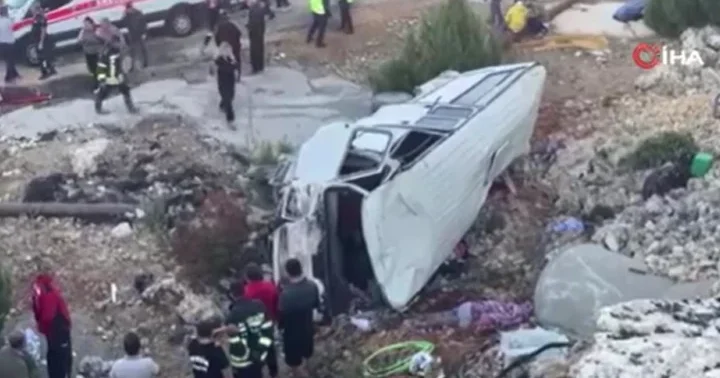 Mersin’de feci kaza! Tarım işçilerini taşıyan minibüs şarampole devrildi: 5 can kaybı, 14 yaralı