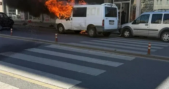 Sivas ta minibüs alev alev yandı