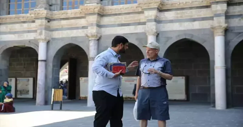 Tarihi camilerde turistlere 4 dilde hizmet sunuyorlar